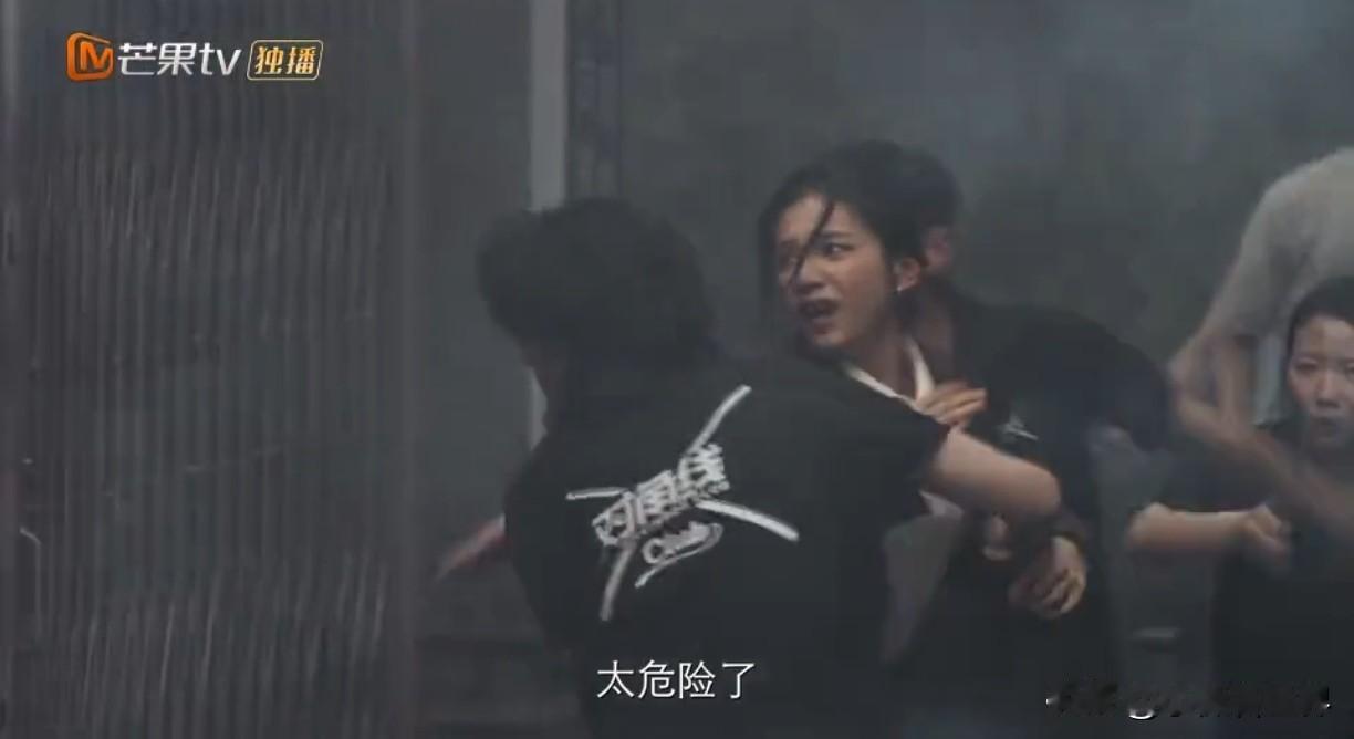 着火了！苗靖第一时间在单位接到电话，打车火速赶过去，还能把冲进火场的陈异救出来？