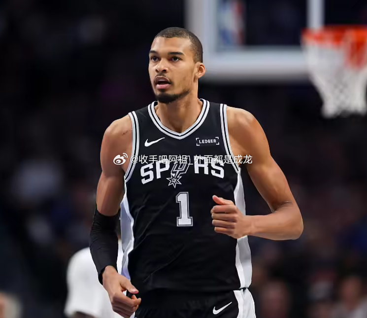 NBA季后赛继续进行，马刺今天在次轮G2中主场对阵森林狼。上半场战罢，马刺59-