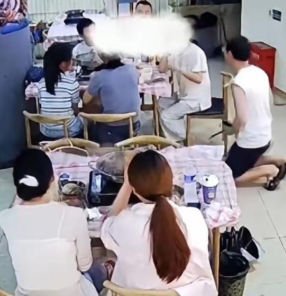 武汉一火锅店老板，当着满店客人，扑通跪下了。不是求饶，不是促销，而是求一桌聪明人