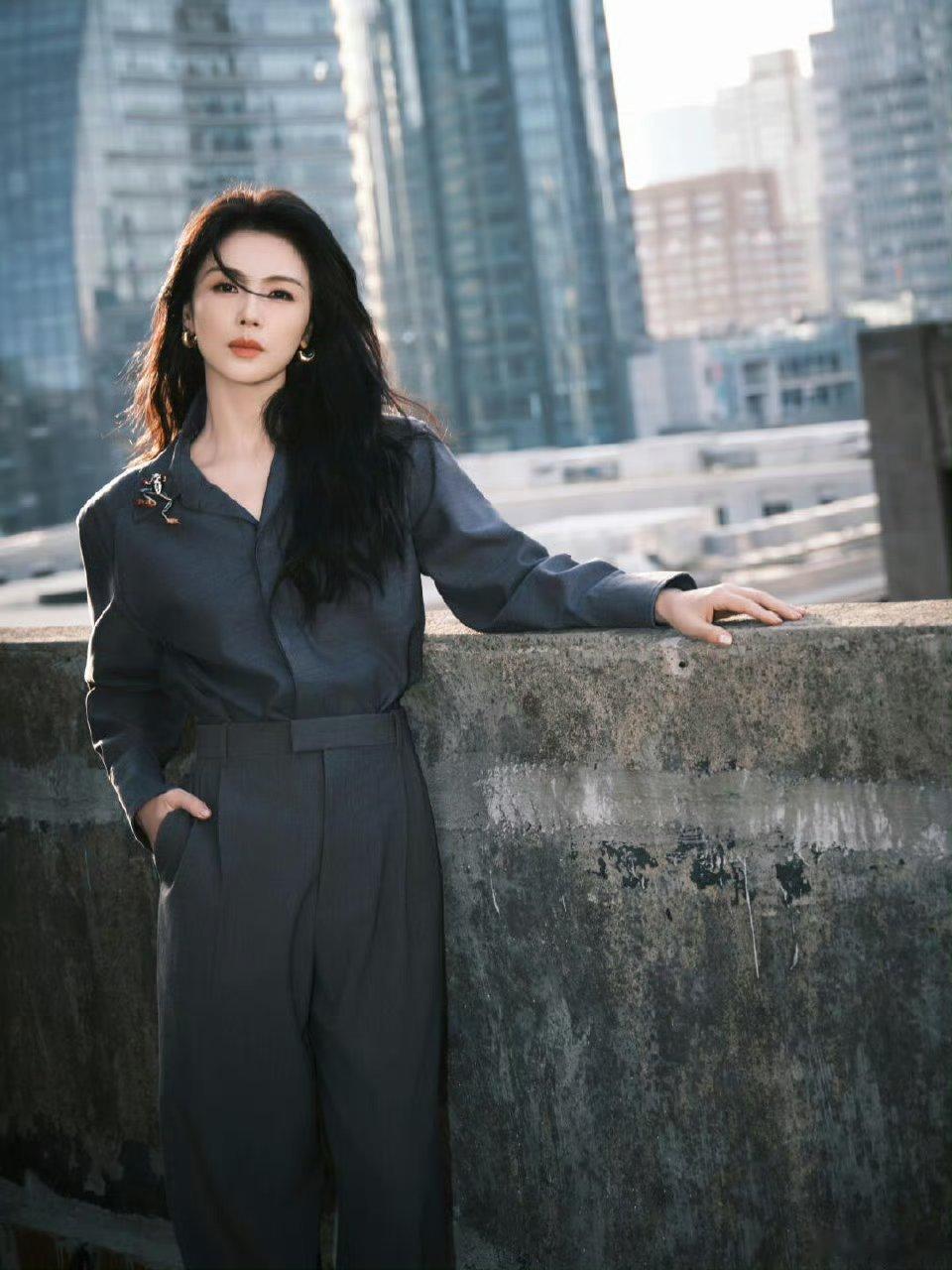 刘涛这一身西装造型好 国泰民安的感觉好美 