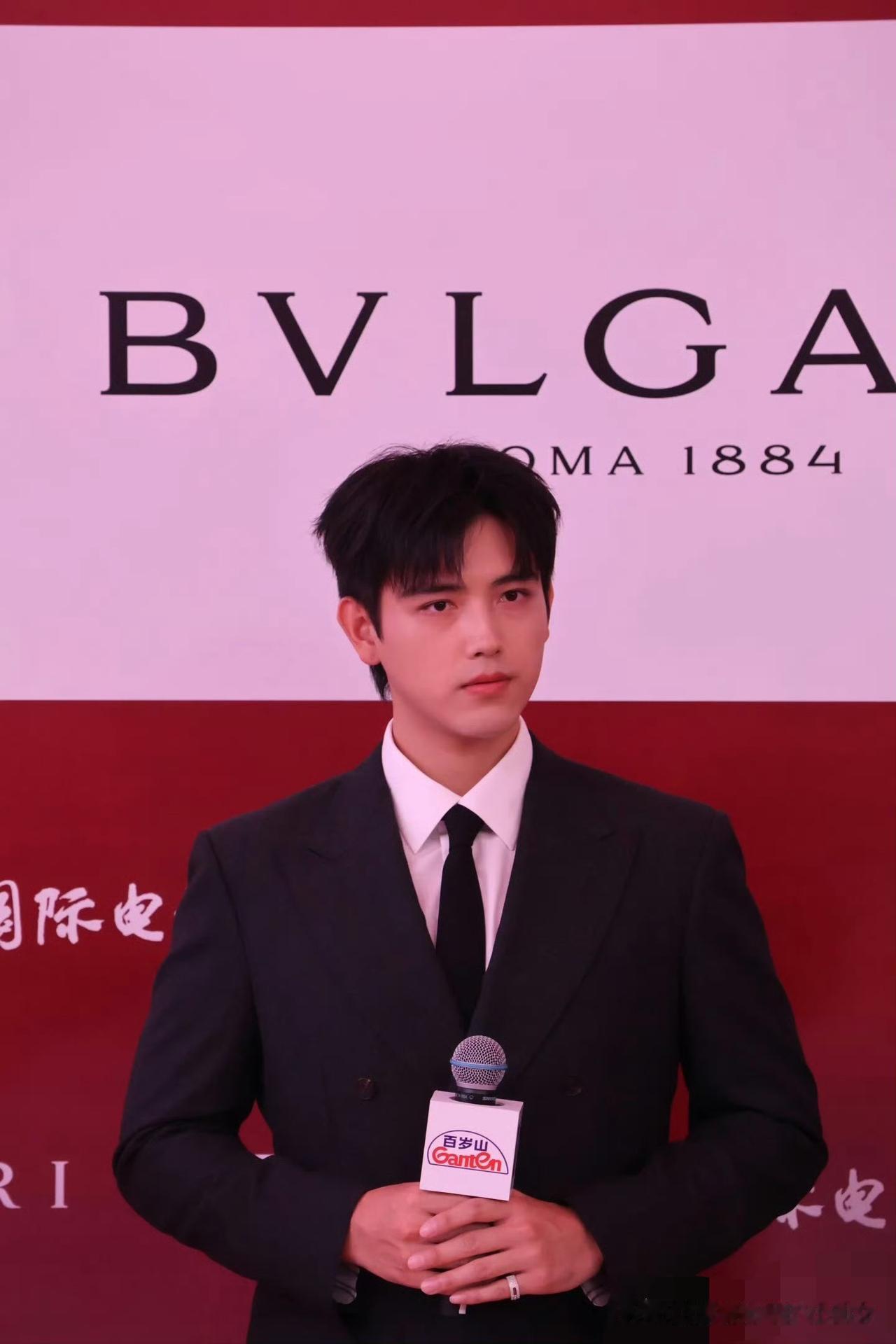 陈飞宇恋情传闻后首次公开活动，佯装镇定却走过头，面色红润长胖了！
昨晚的上海国际