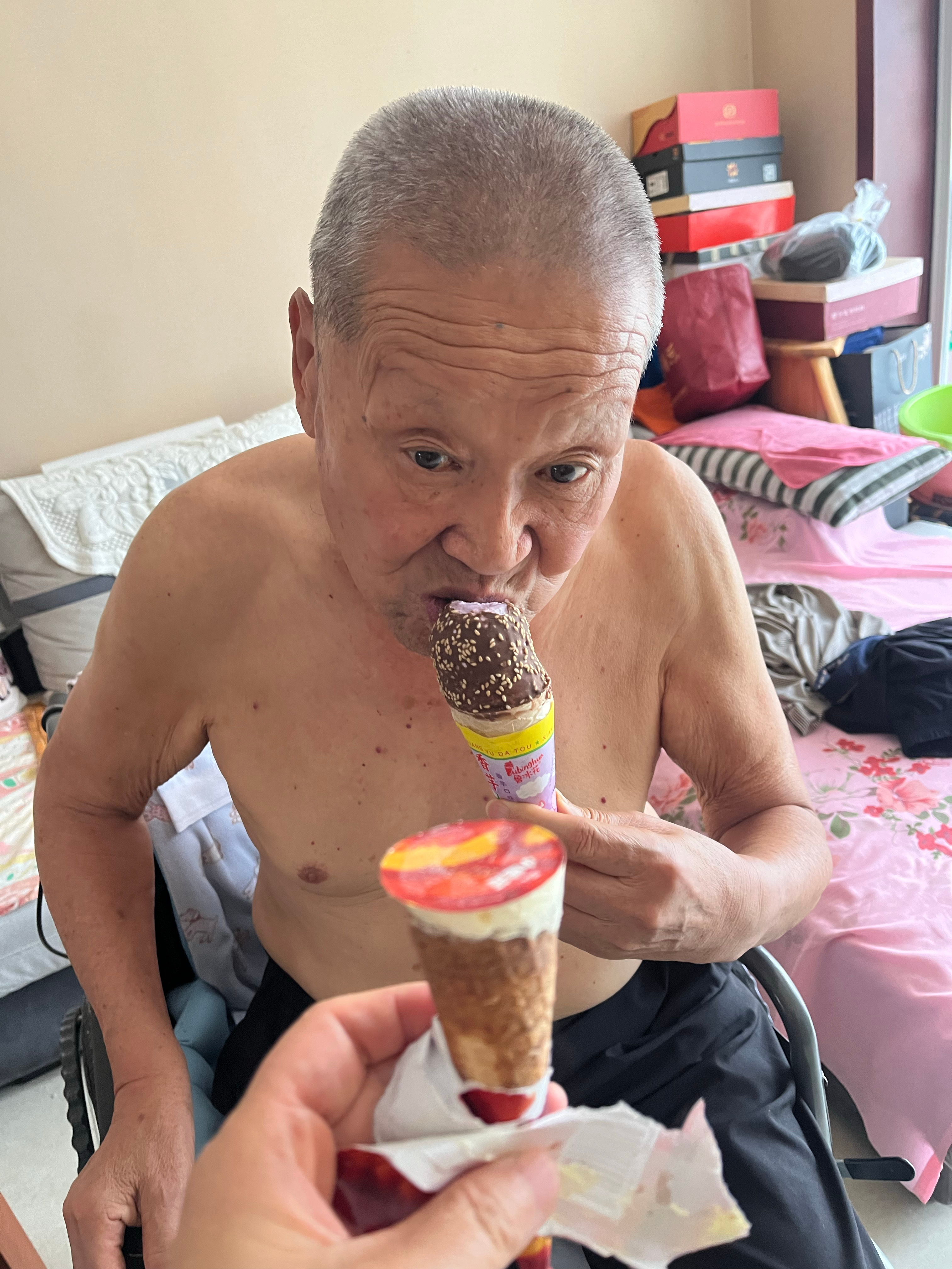 因为前几天下过雨天气挺凉爽的，娘甚至都穿上了秋衣和外套，跟光膀子的爹仿佛是两个季