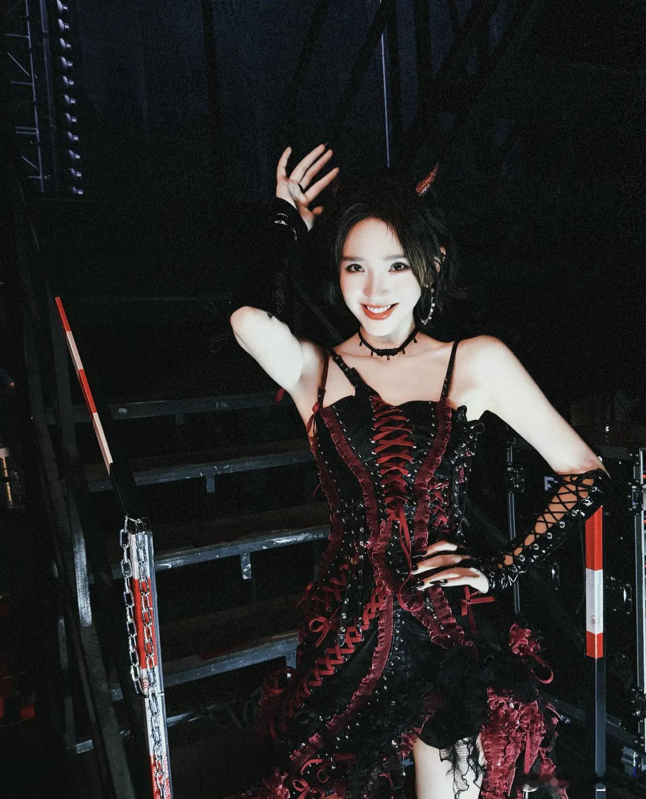 笑不活了！张若昀评论区被唐艺昕烫嘴rap刷屏近日，《乘风2026》二公，唐艺昕组