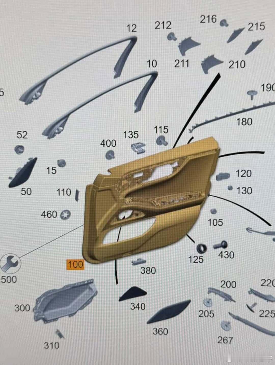 据说是S级中期改款的零部件，对比看看有哪些新变化。这个格栅不像GLC那么明显的复