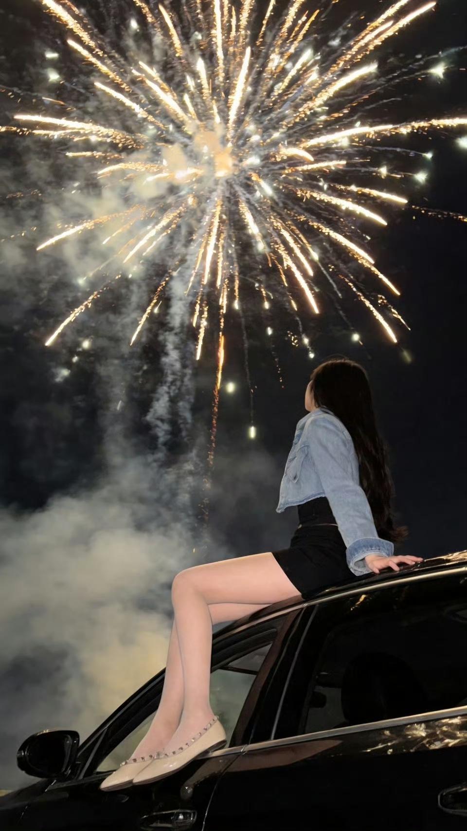 坐在车顶看烟花很浪漫啊 ​​​