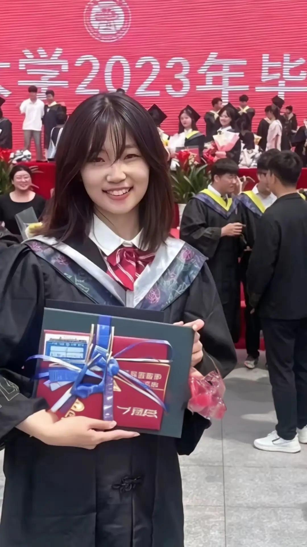 2026年7月10日，与癌症顽强抗争八年的女孩杜天骄因多器官衰竭不幸去世，年仅2
