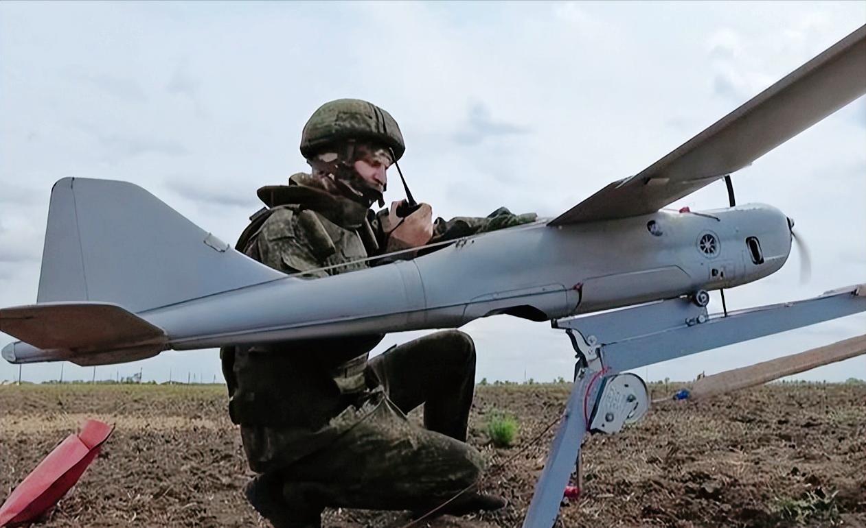 俄乌陷入拉锯战，莫斯科近期突然被密集无人机袭击，短短几天里，俄方防空部队几乎连轴