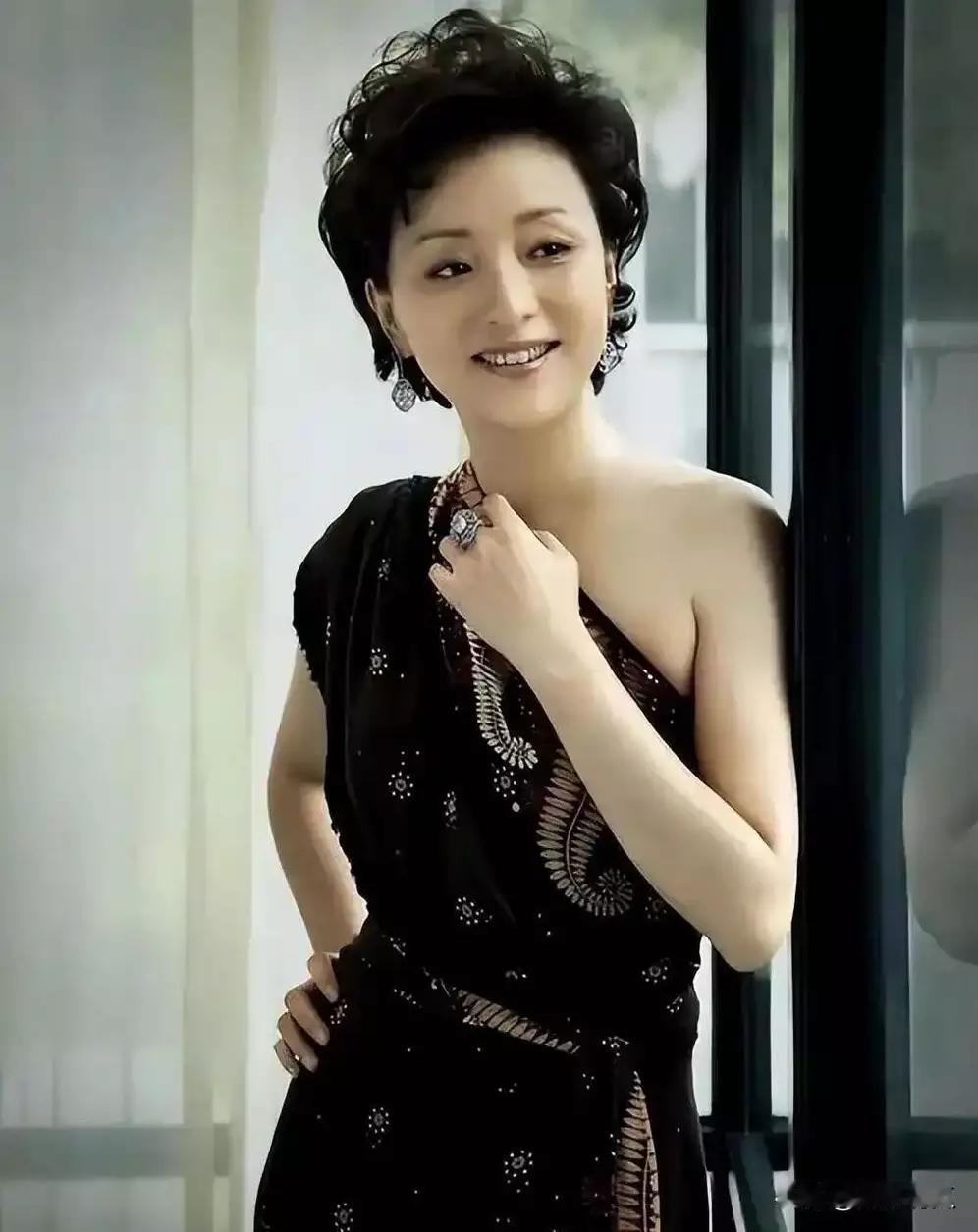 央视主持杨澜是嫌贫爱富的人，虚荣心也很强。这次比亚迪活动好像有点印证。今年3月比