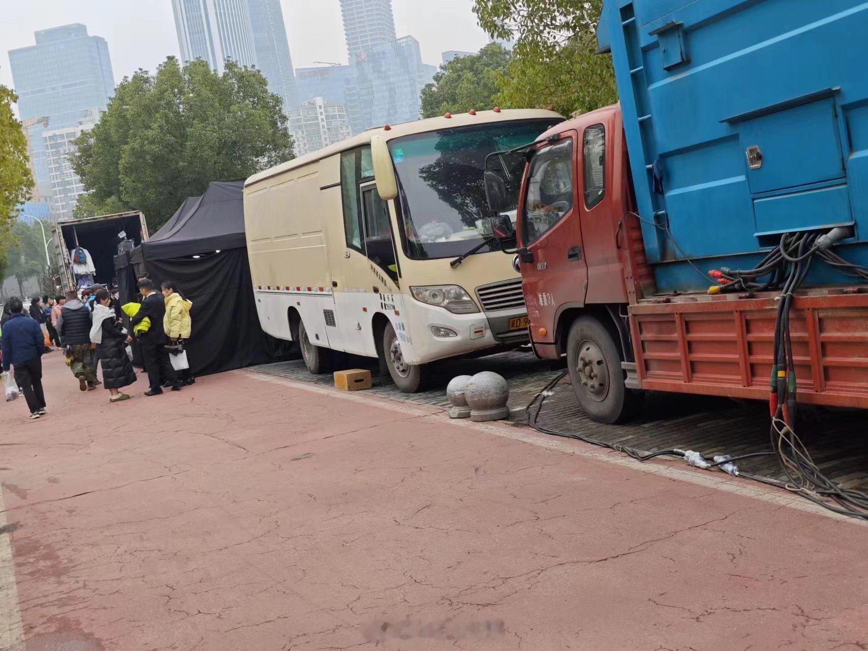 在外面外拍碰到剧组了超级多的房车、餐车、群演不知道是在拍啥剧[哪吒嘟嘴] 