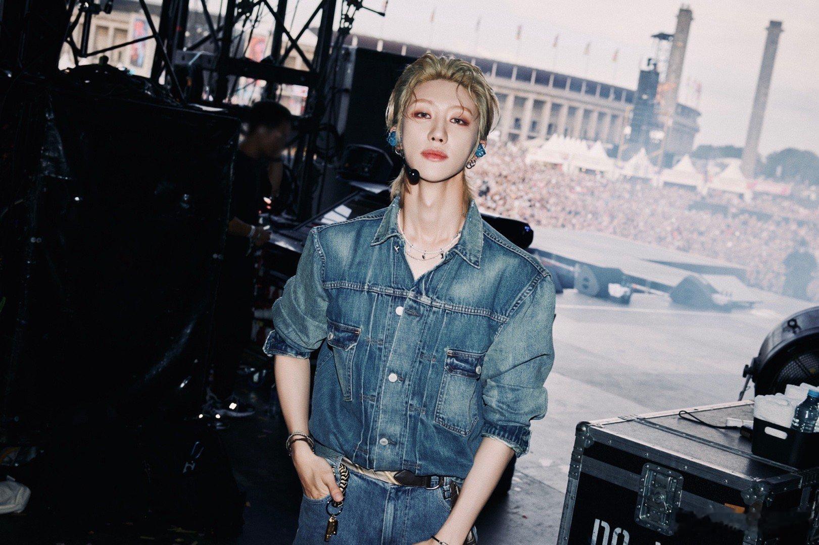 #徐明浩舞台深V牛仔服##徐明浩舞台造型look# ​​​徐明浩的舞台总是那么精