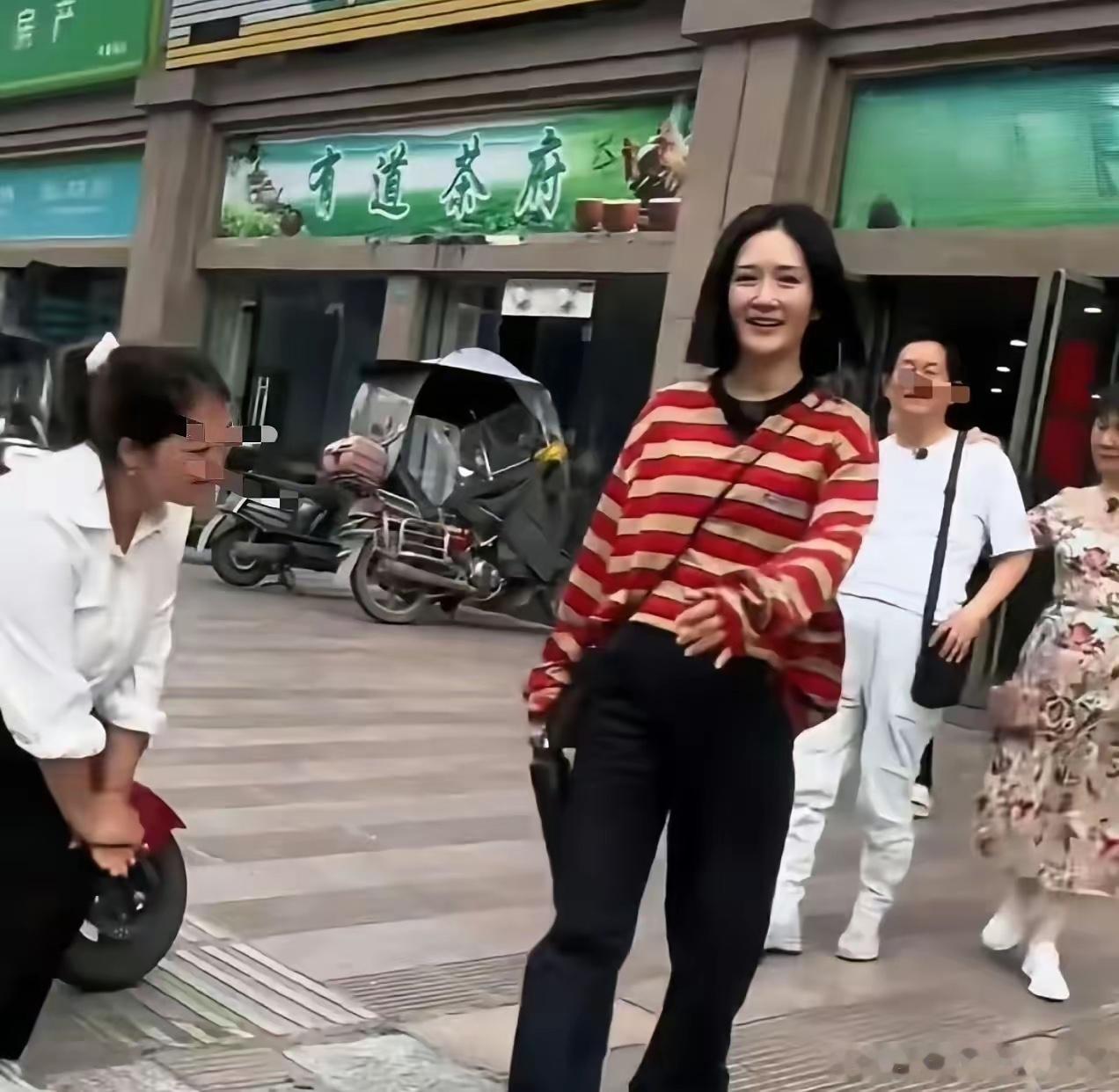 43岁的谢娜回四川中江，跟爸妈下馆子。穿得特别朴素，忒接地气。 ​​​