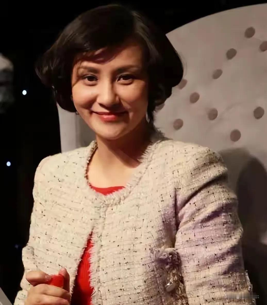 郭晶晶或许未曾料到，曾因婚姻挫折跌入人生低谷的高敏，如今已走出一条截然不同的上坡