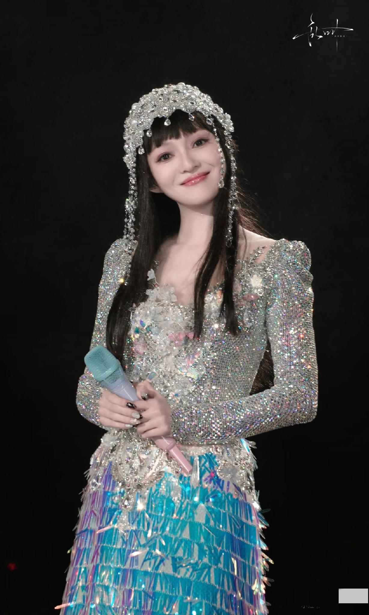 同样翻唱别人歌曲，
张韶涵比单依纯做的好多了。

第一、张韶涵翻唱《阿刁》时，名