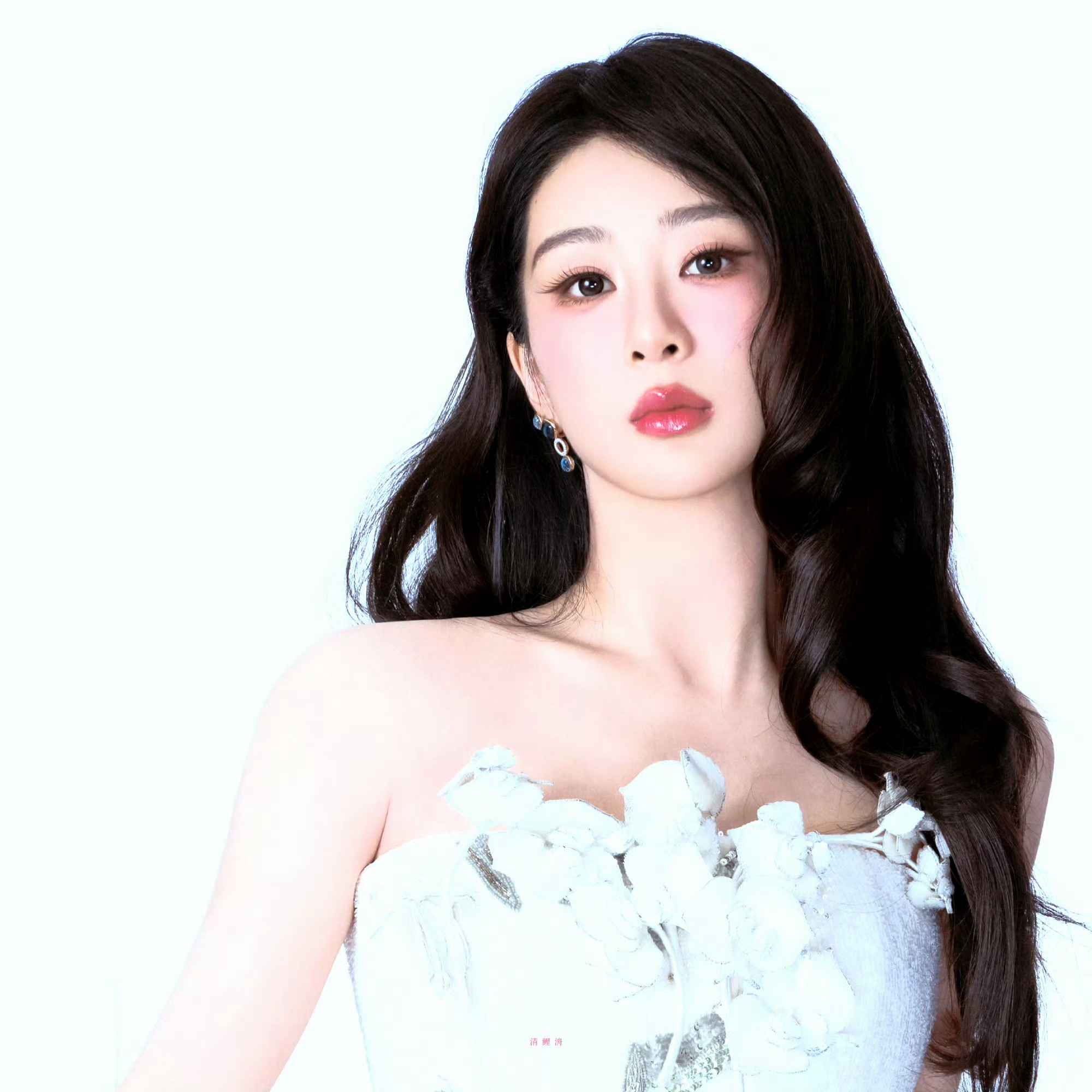 杨紫[超话]  yz杨紫董竹君 yz‍杨紫玉兰花开君再来 铃铛遇到风会响，我遇到