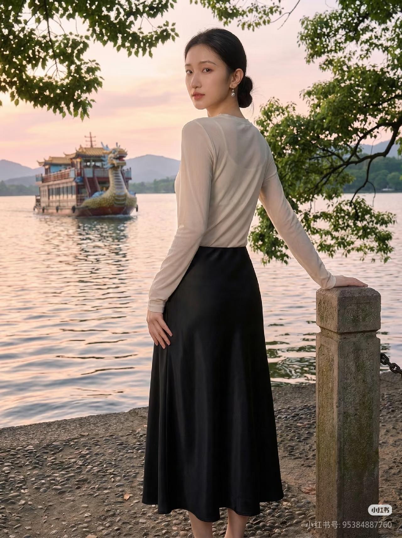 湖畔美人倚栏杆，轻舟远去入云烟。