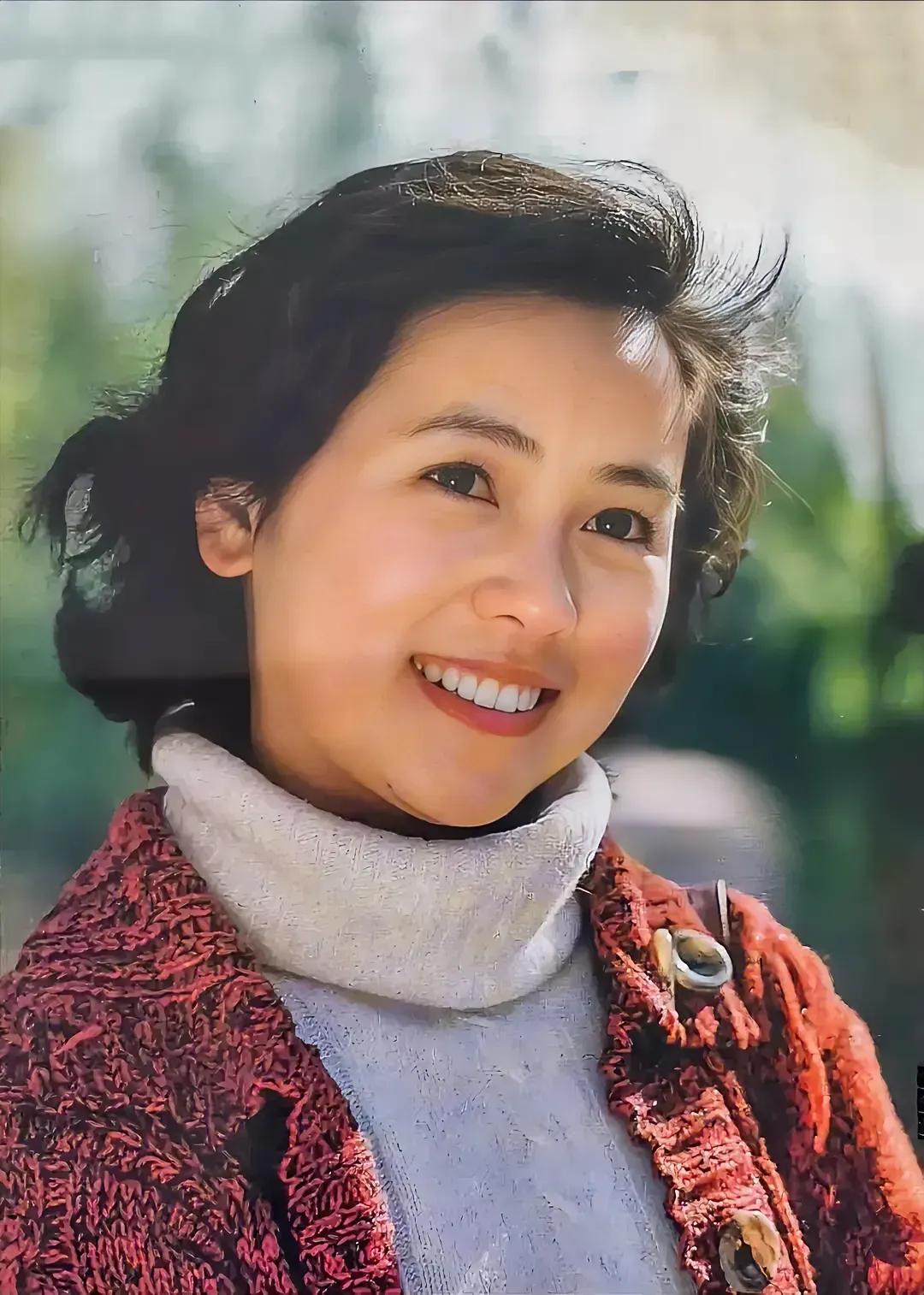 她笑的真甜，犹如一朵盛开的桃花。名气不输刘晓庆，是八十年代知名女演员，你知道她是