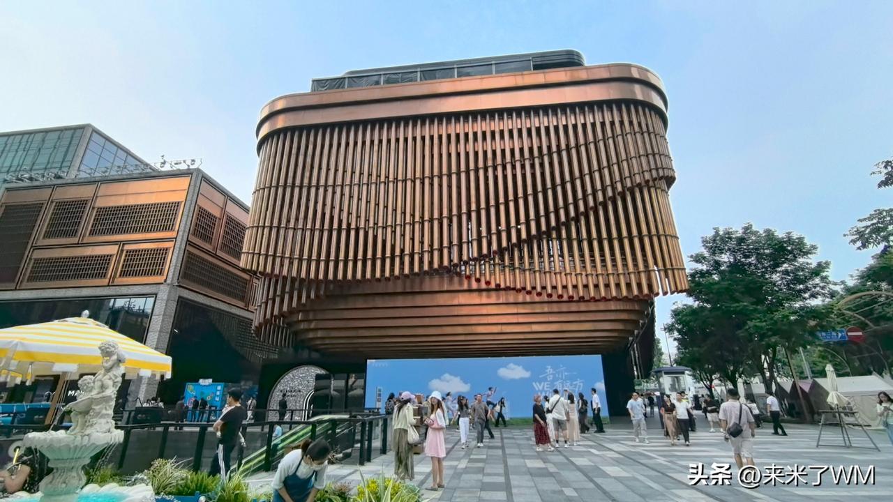 BFC外滩金融中心
周末它无疑是魔都外滩
最热闹的焦点之一。
夕阳西下，柔和的光