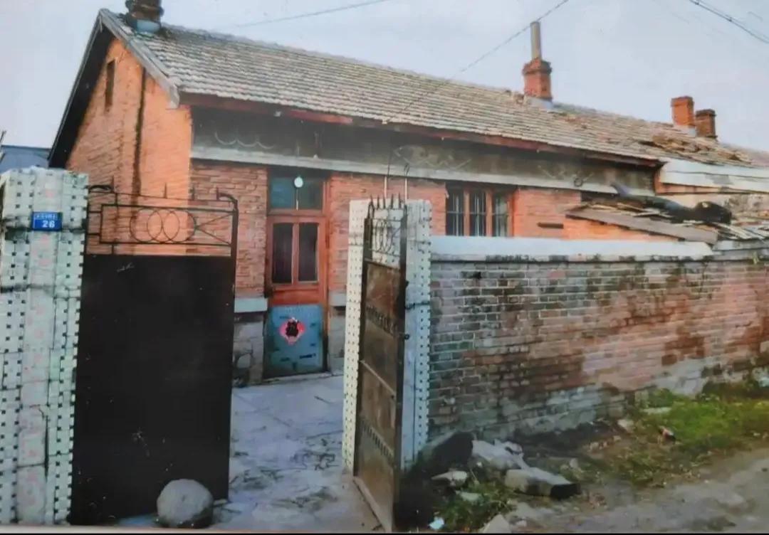 老战友回家吧，哪里都没有家好。
 
家，就是你能随手翻出针头线脑的地方；夜里不用