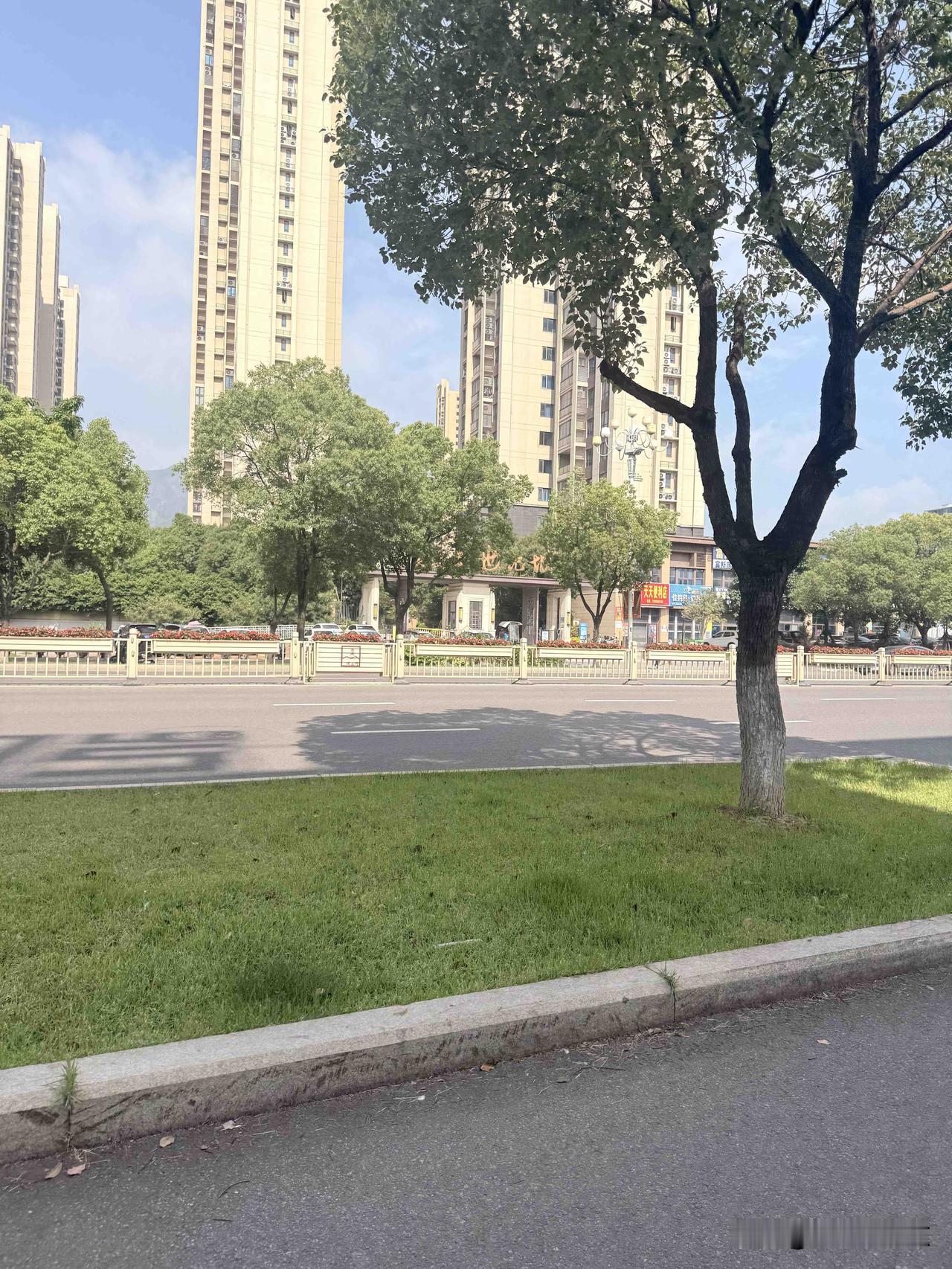 学生骂老师,老师该如何对待?

很多人只看到：学生骂老师，孩子没教养。

却很少