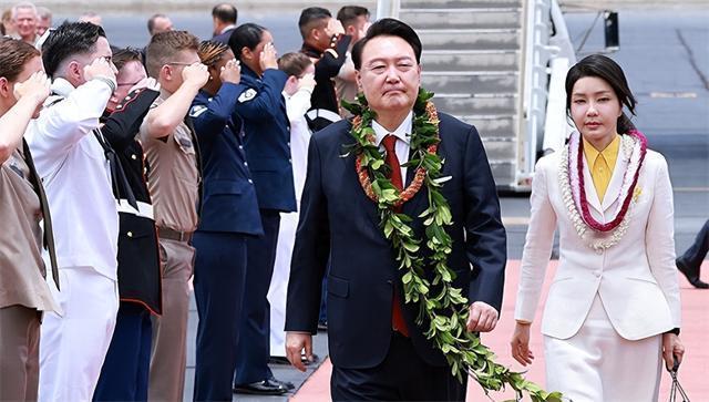 尹锡悦戴绿叶，金建希戴花儿，那时金建希美美哒。如今佳人入狱，再无鲜花伴她左右了。