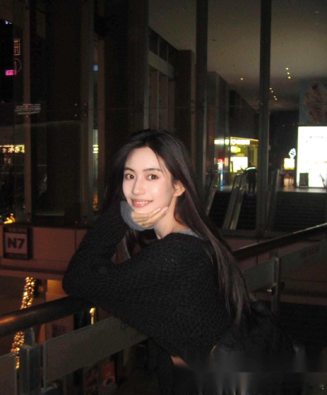 秦俊杰有一个优点 谈的女生都是圈内的 而且个个都是大美女，他的标准还真不低。  