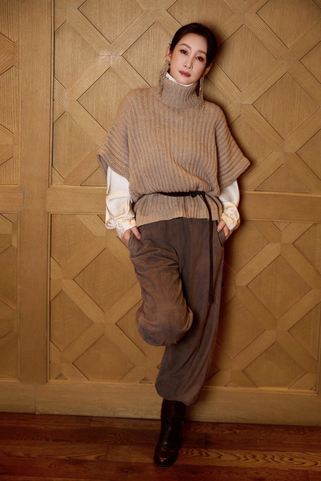 秦海璐状态真好，一身高领针织衫与节日星光相映生辉，画面温馨又梦幻，这才是冬日顶配