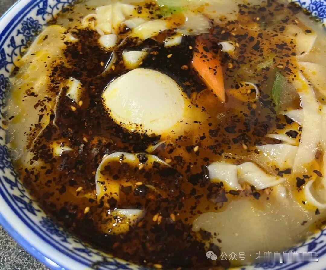 陇西担担面，原汁原汤，即在下面的汤中调入多种调料，再调入蒜末、芥末、精心调制的油