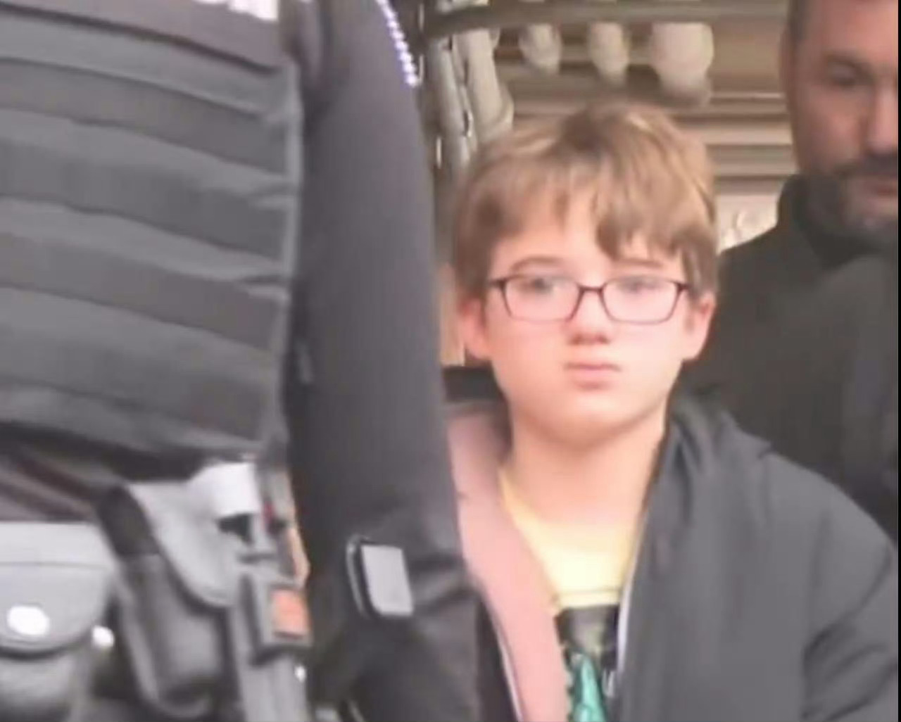 美国11岁男孩被没收游戏机爆头养父人人都可以轻易扣动扳机的地方这些都不是什么新鲜