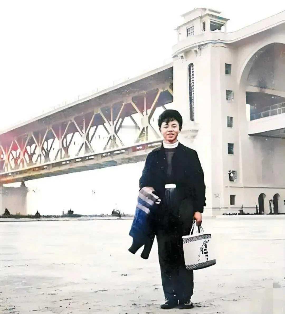 这是1958年的武汉长江大桥，也是雷锋年轻时的模样。你是否想过，这个22岁的青年
