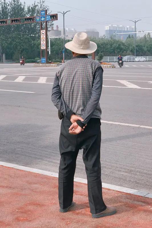 湖南湘阴这位大爷太让人感慨了。5岁时跟邻居小孩玩迷了路开始流浪，这一走就是67年