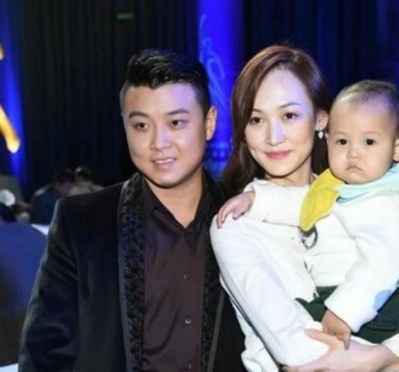 2015年，世界冠军王皓的妻子，在跳舞时与男伴贴脸相拥。看到这一幕，王皓黑着一张
