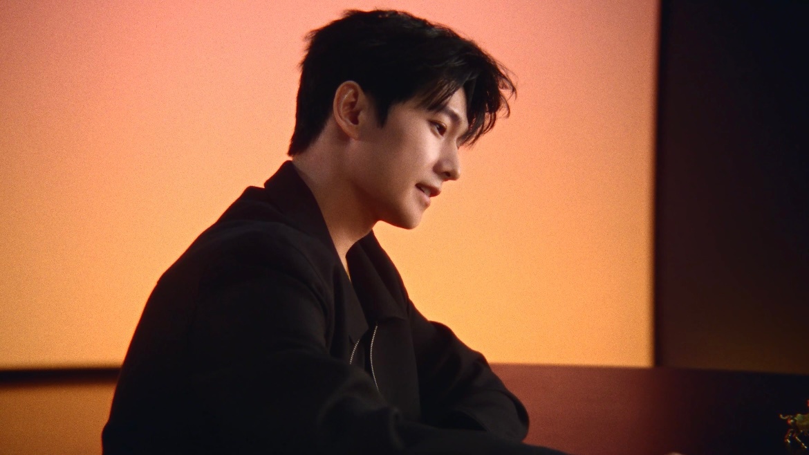 杨洋将福气与贵气刻进骨子里 杨洋送福，是动了真格的。一个他潜心书写，让福字有了筋