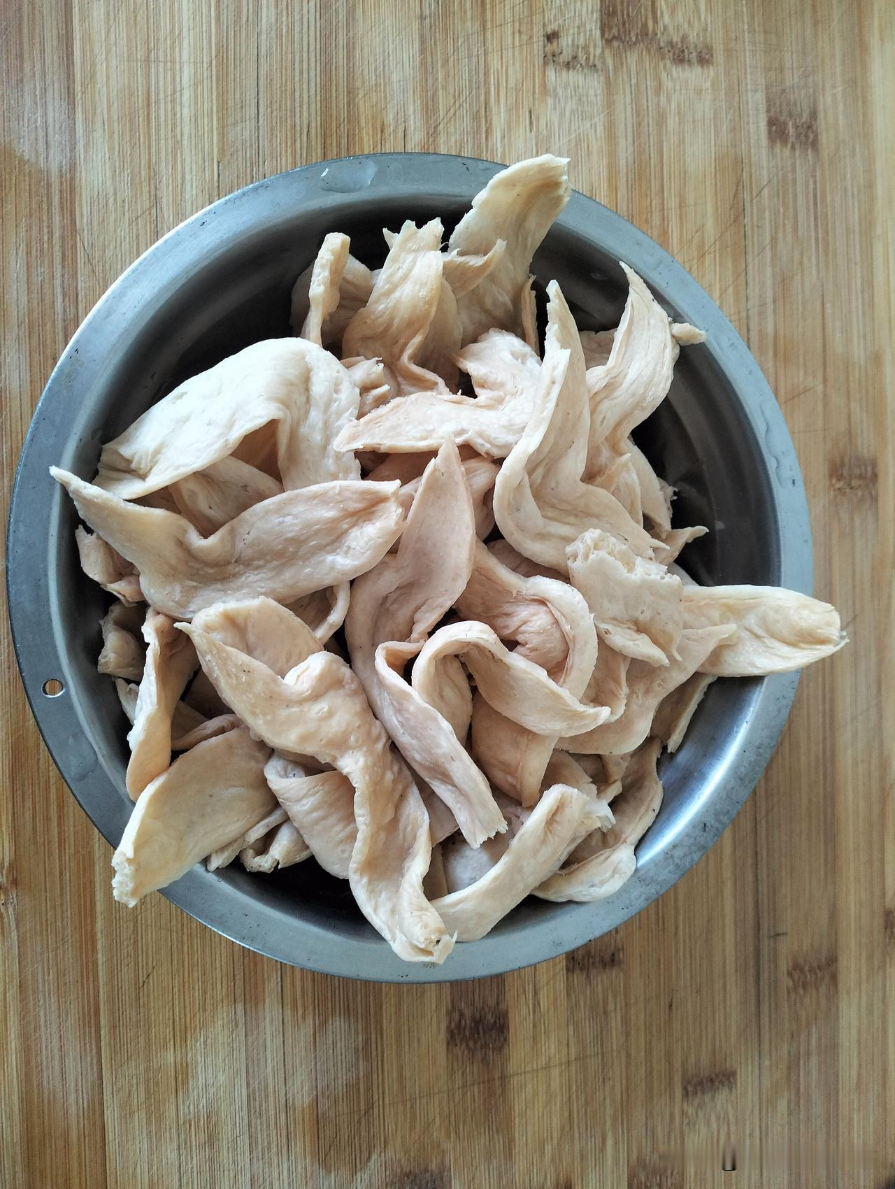 经济下行时，消费得降级！
肉也吃不起了，用素鸡翅代替真鸡翅，都是鸡翅！