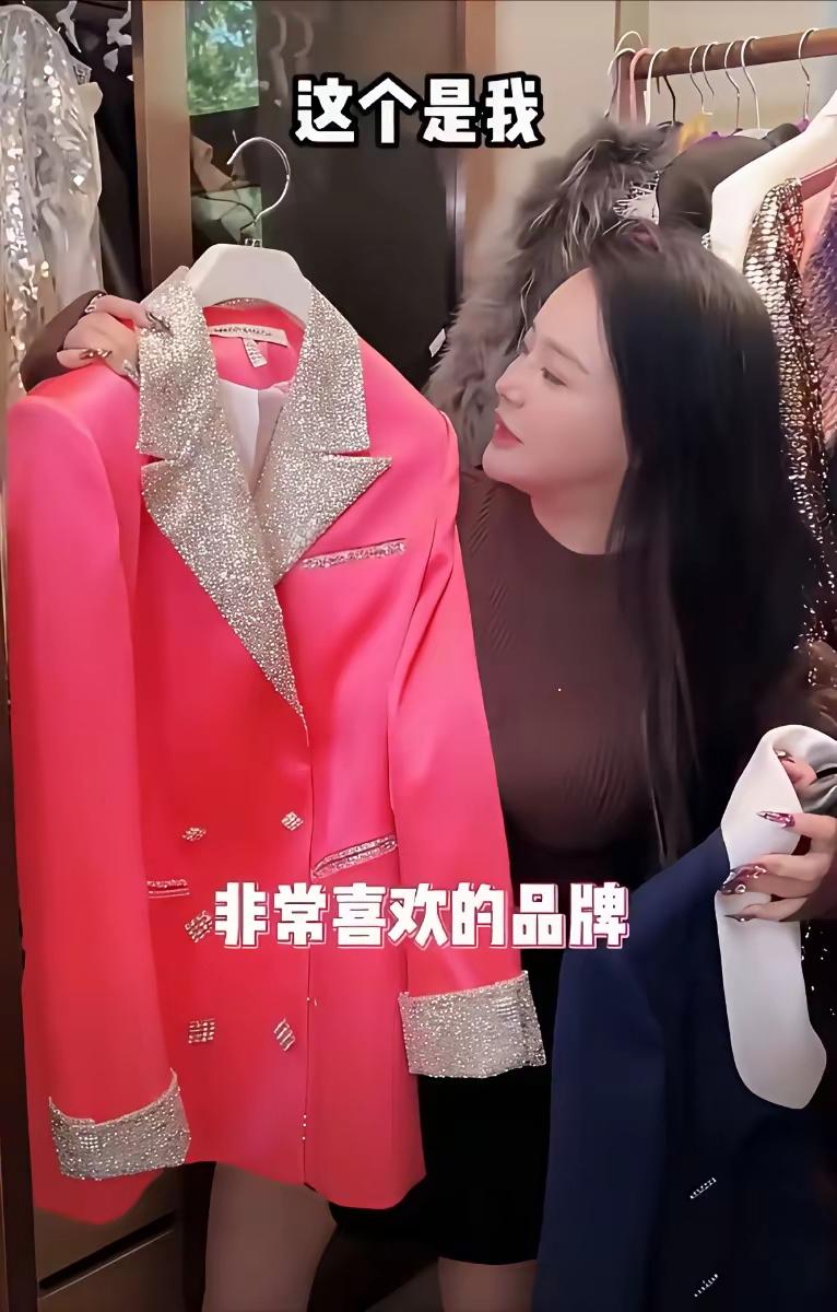 冉莹莹的衣品和她的鞋品风格高度雷同，都是那种纸醉金迷、灯红酒绿的款式，bling