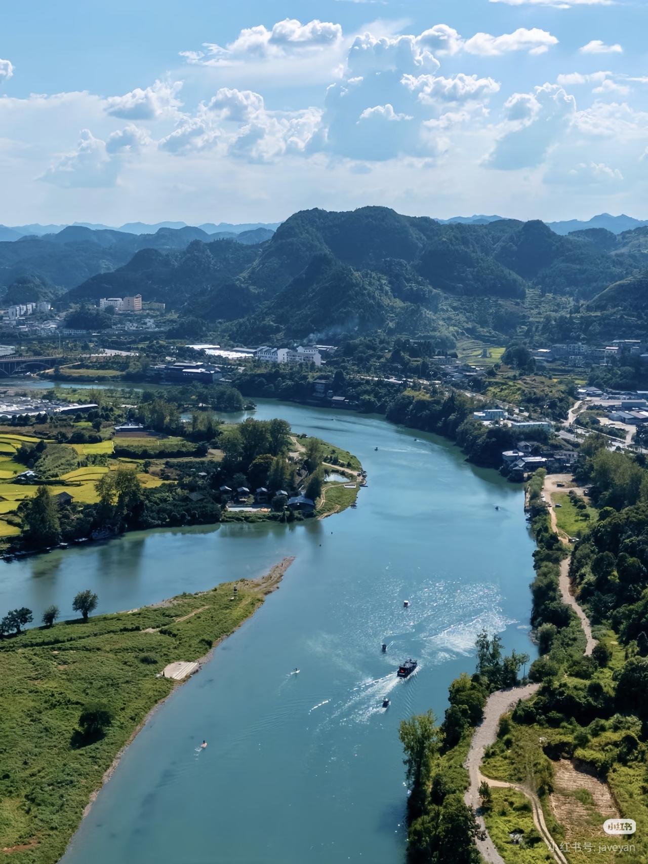 黔东南|如果在凯里只呆一两天请copy这篇
贵州凯里，一座被山雾浸润的小城。青石