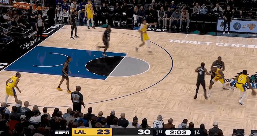 很尴尬！布朗尼与詹姆斯比差太多了！
在今天NBA常规赛湖人对阵森林狼的第一节比赛