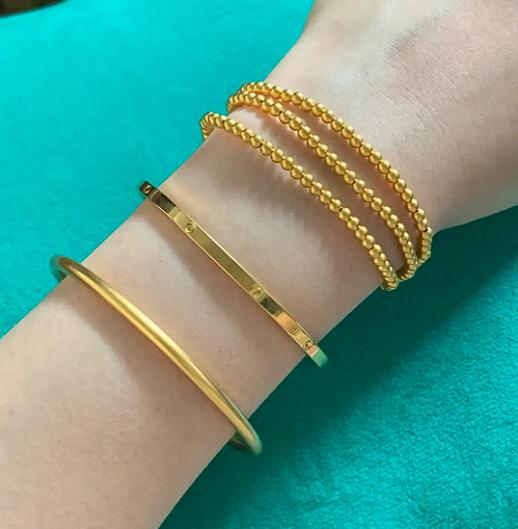 真是难以置信！河南，一女子花13000元购买了一只21克的纯金手镯，然而，手镯才