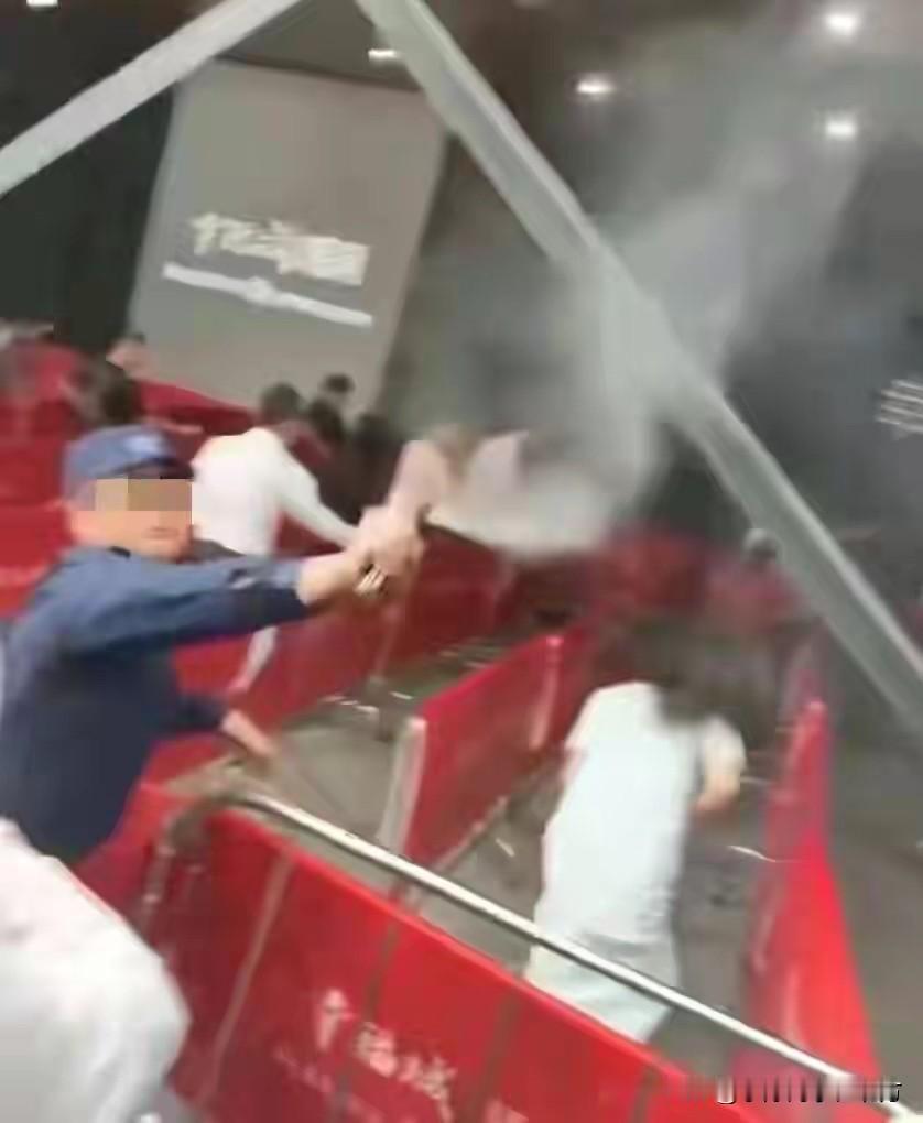 太恶劣了！买房本是开心事，可在深圳一楼盘开盘现场，却发生了让人揪心的一幕，为了争