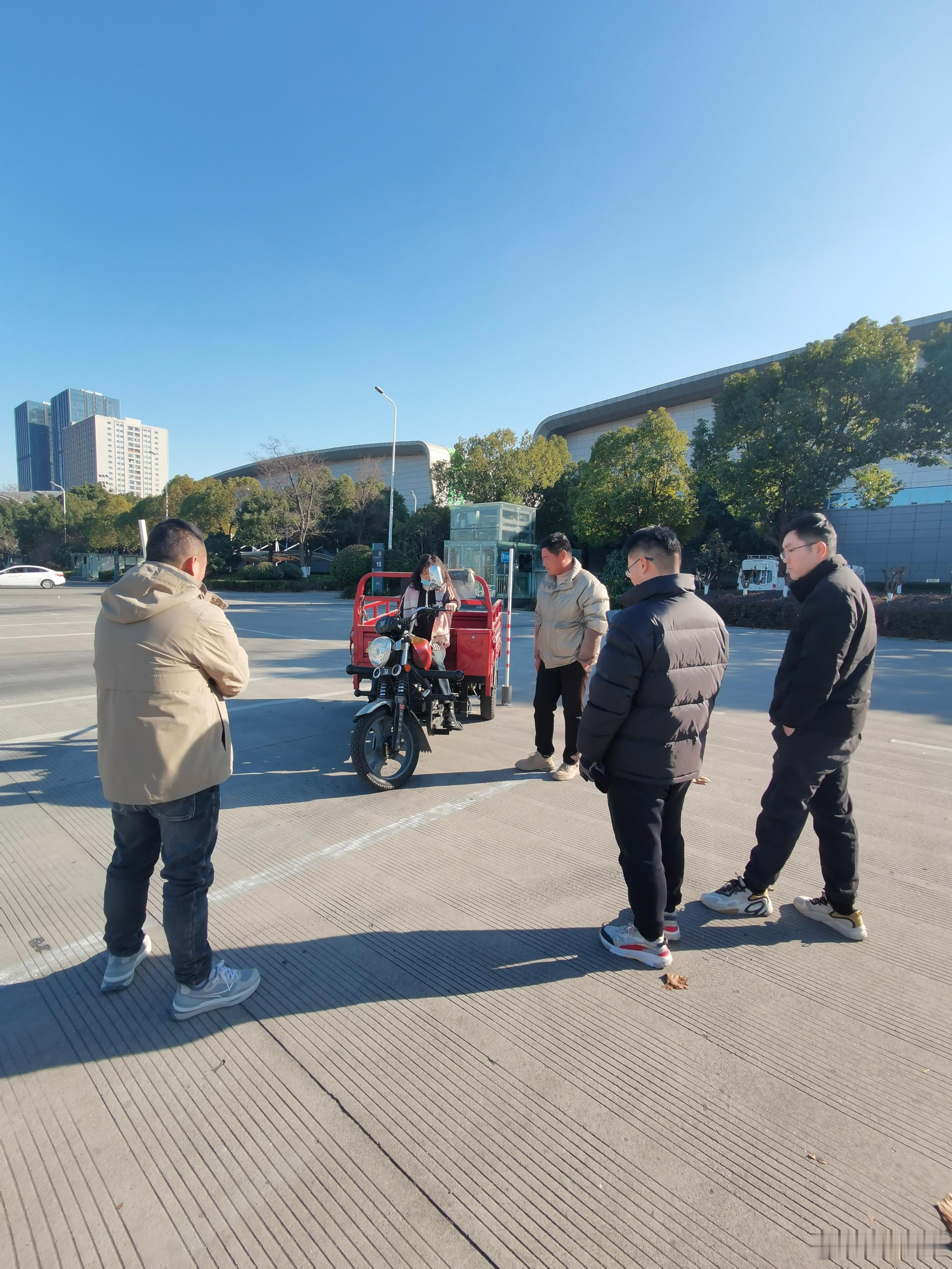 十二个字:慢放离合轻给油   车动手不动 嘿嘿 