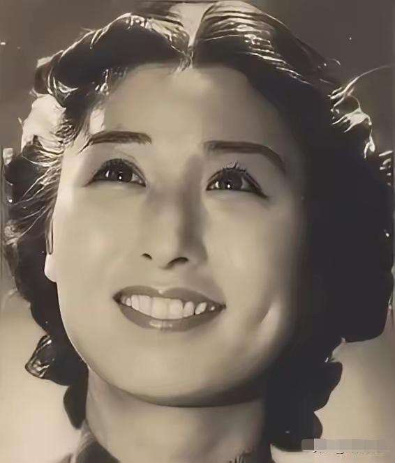 1940年深夜，民国大美女郑苹如，被秘密押到小树林执行枪决。特务垂涎她的美色，犹