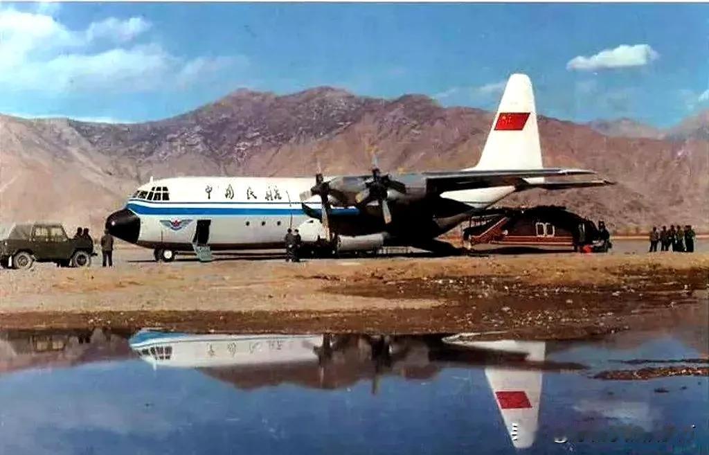 C-130运输机在中国——1架早期中国民航涂装的C130运输机，旁边还有1辆北京