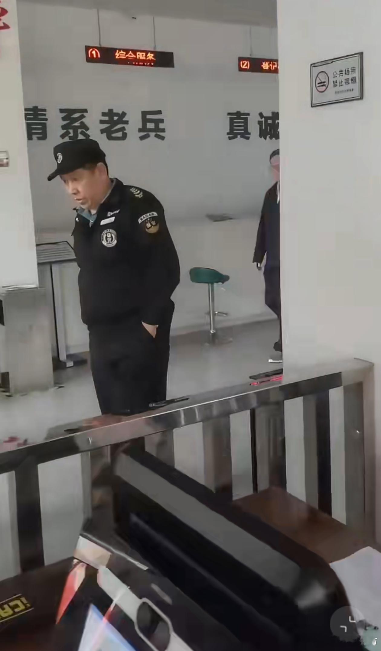 退役军人到事务厅借厕所遭拒 这保安上了几天班就觉得自己高高在上了吧？把人民政府的