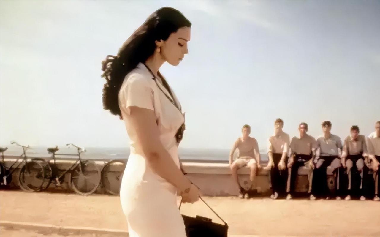 穷可以让女人变成什么样？记得中学的时候，我们学校有一位教历史的老师，长得非常漂亮