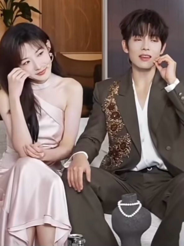 哈哈哈哈哈曾辉暗中求救，妞子秒懂妞：我就静静看着你表演。辉：快救我~妞：还得是我