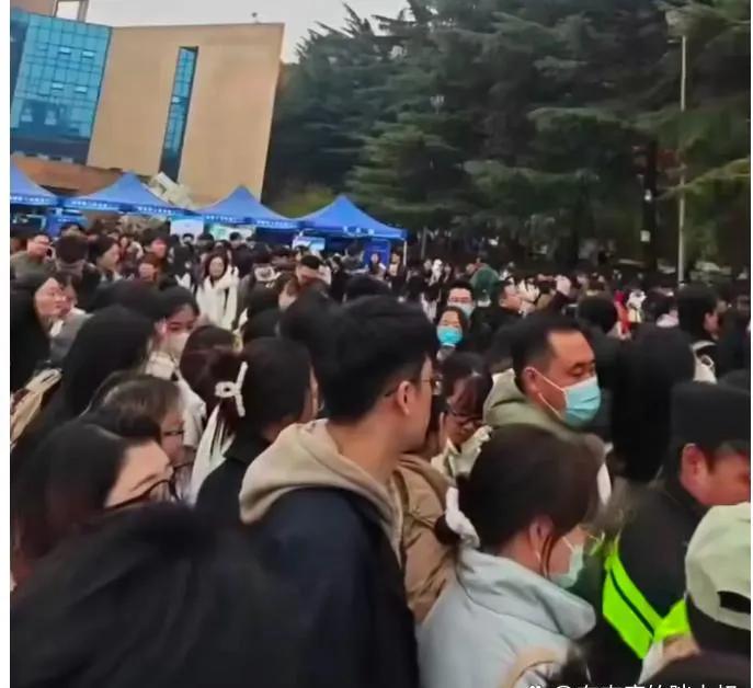 西安的一场招聘会，直接吓退一部分人，就业形势太严峻啊!12月4日，西安交大的一场