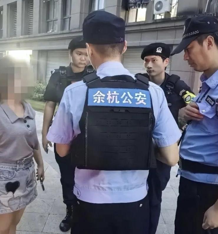 2025年9月17日上午，正在杭州余杭某电子厂上班的刘女士接到一通陌生来电。电话