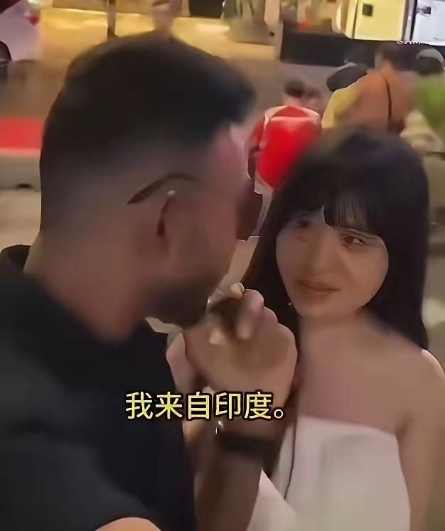 大量的印度人在外网发文，让华人全部滚出新加坡。并说新加坡是印度的圣城，声称要通过