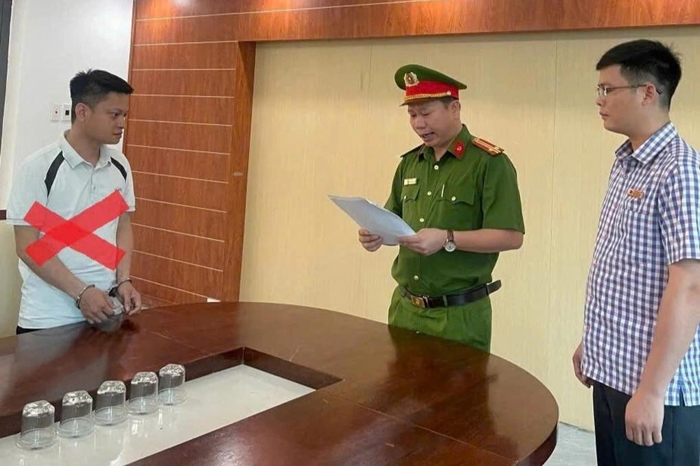 越南海阳市前土地清理官员因欺诈被捕
越南前海阳市人民委员会场地清理部门前官员接受