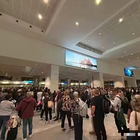 说出来你可能不信，
超20000人滞留，
迪拜机场已经没有航班了，一向壕气冲天的