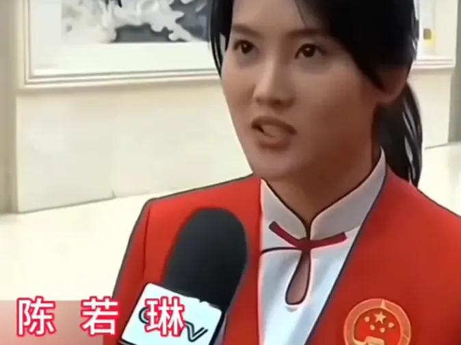 陈若琳表彰大会接受央视记者采访。
她话语不多，却字字句句都透着爱国情怀：“我觉得